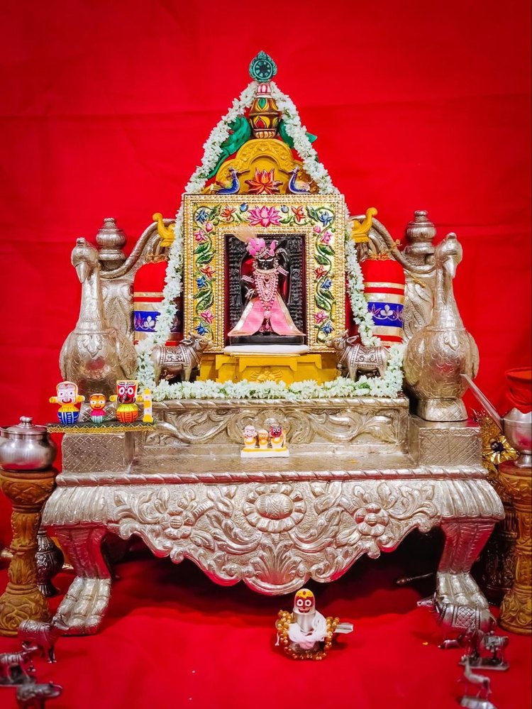 Shri Radha Girdhar Lal Ji seated in the silver singhasan